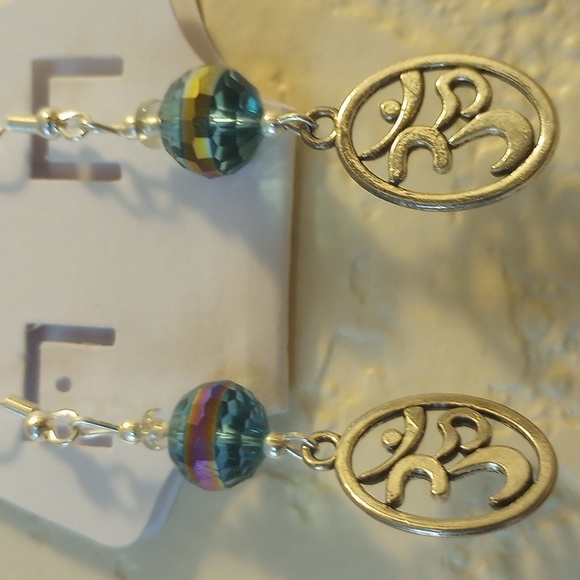 Handcrafted OM charm dangle earrings. - Picture 3 of 3